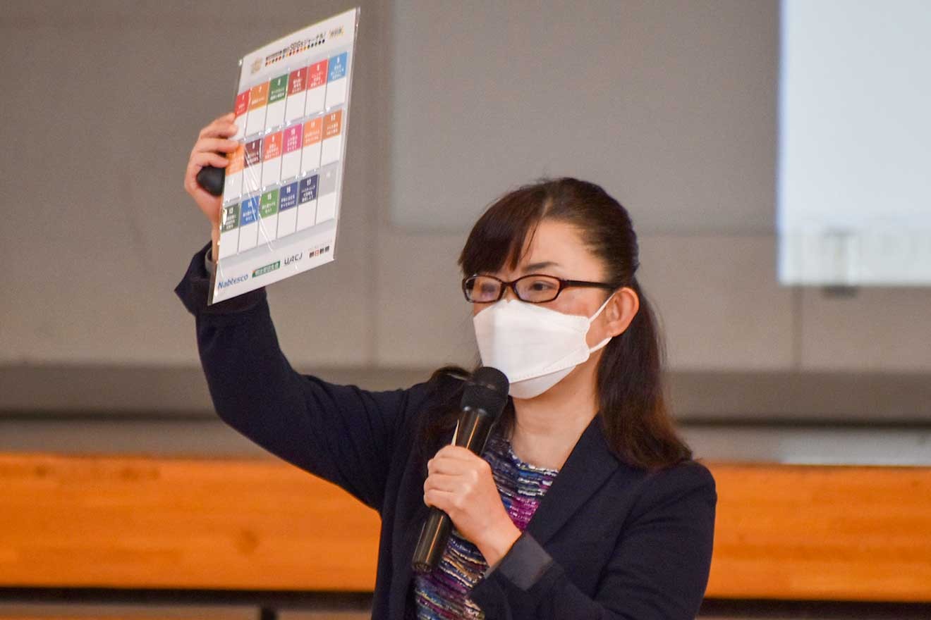 「ペタッとSDGs」を掲げて説明する朝日新聞社CSR推進部の遊佐美恵子さん