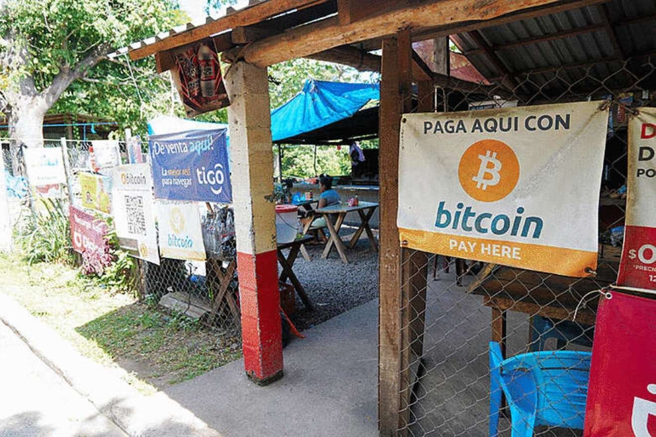 ビットコインの旗を掲げたエルサルバドルの雑貨店