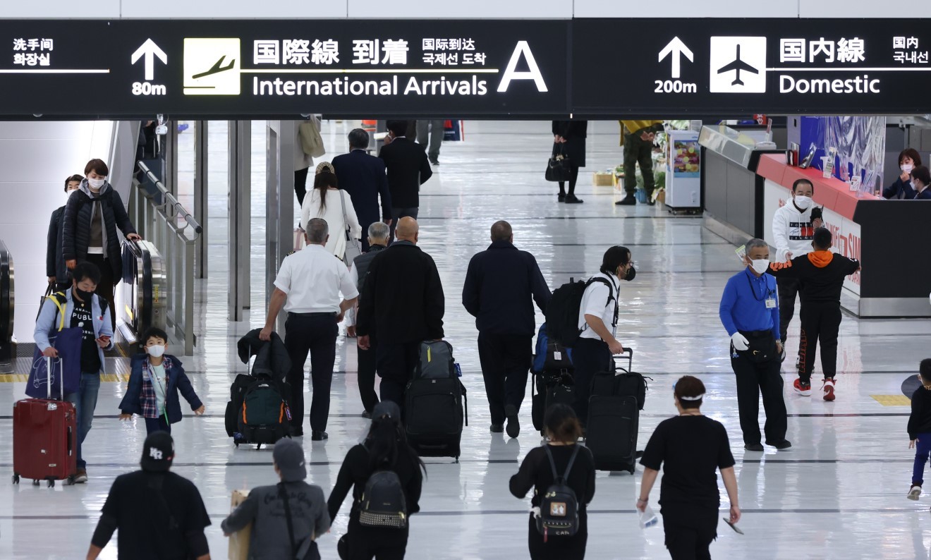 成田空港に到着した人たち
