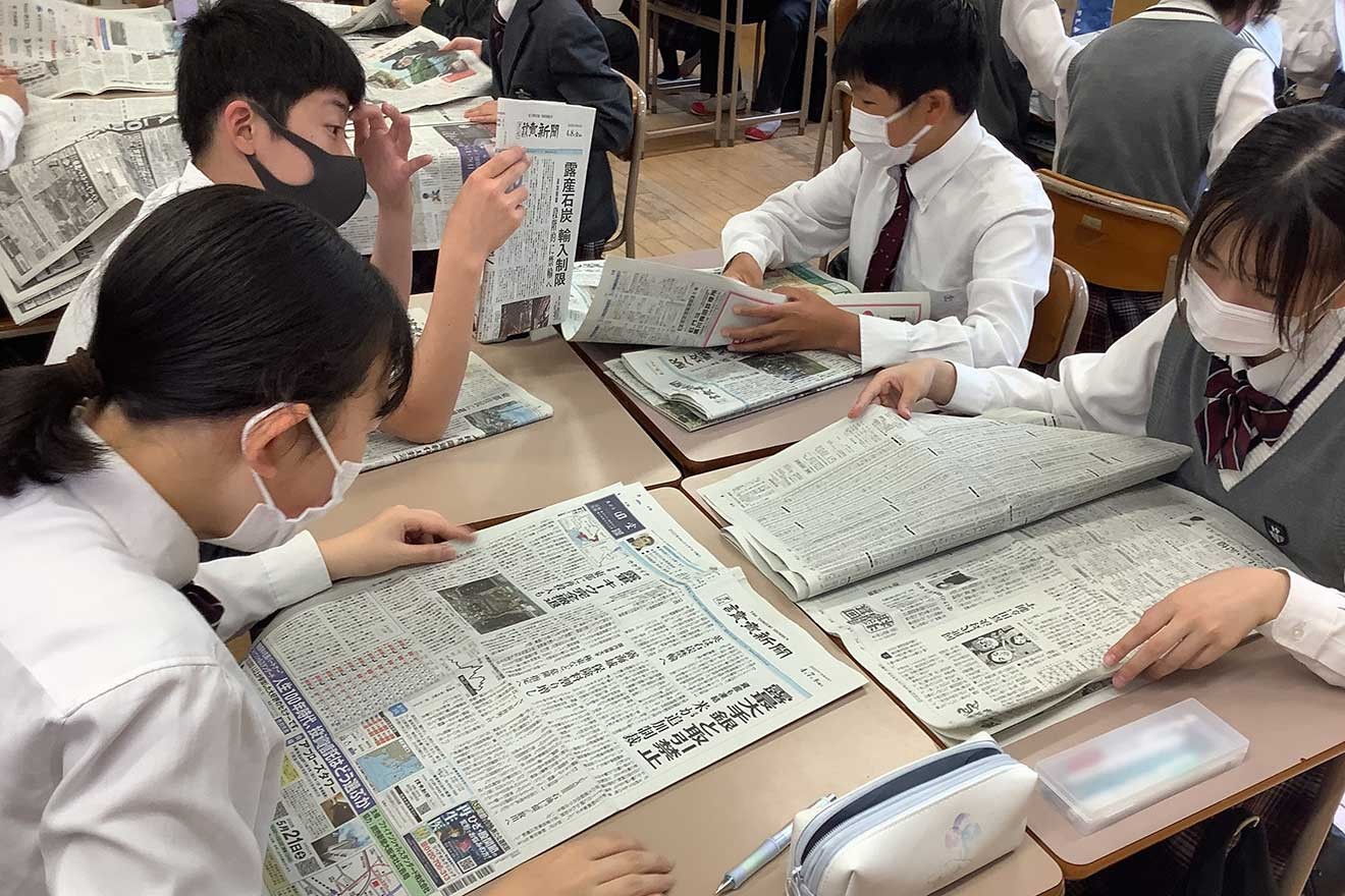 新聞を読み記事を探す様子