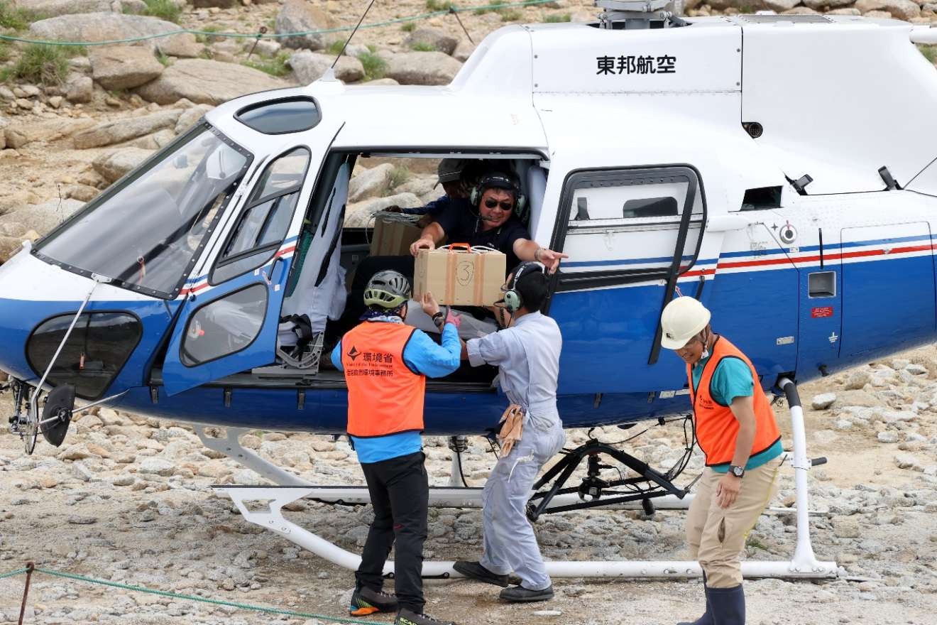緊張の16分、3家族をヘリで初空輸 ライチョウ復活作戦【6】