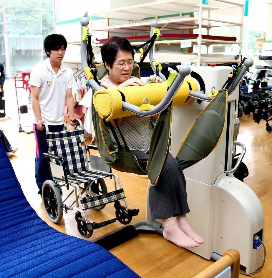 車イスへの移動を助ける介護ロボット