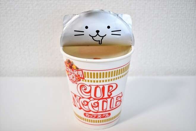 日清カップヌードル、「猫耳」のフタが示す50年目の挑戦 環境対応も 
