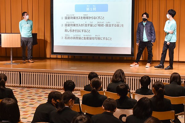QuizKnockの伊沢拓司さん・ふくらPさんがカーボンニュートラルクイズで小学生と交流