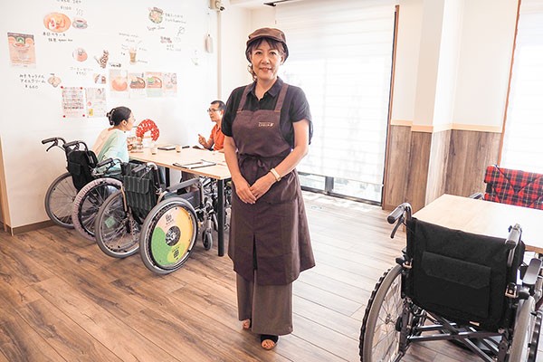 車椅子への理解を深めたい　障がい者を育てた経験から誕生した「全席車椅子」のカフェ